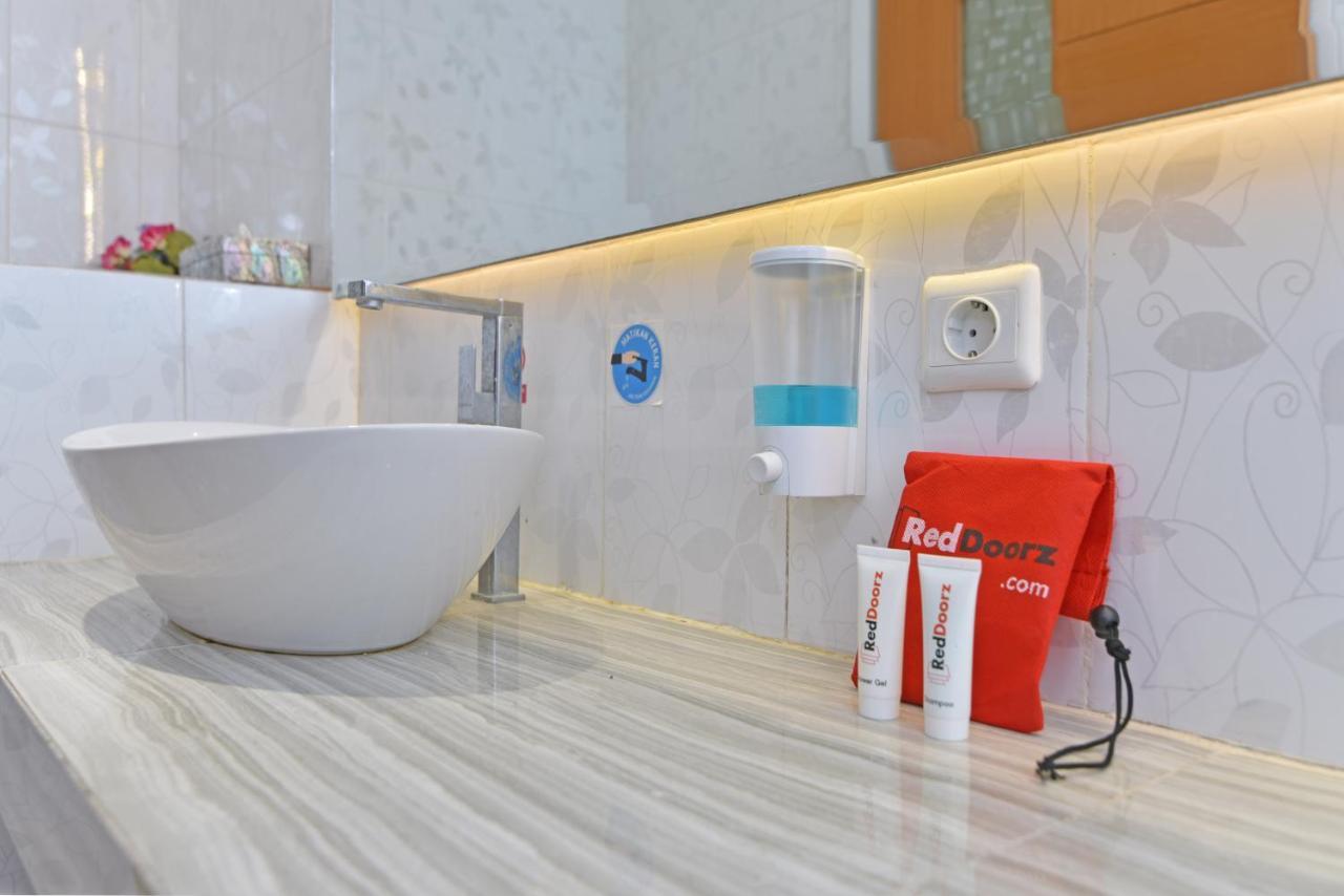 Reddoorz Plus @ Mahendradatta Denpasar ภายนอก รูปภาพ